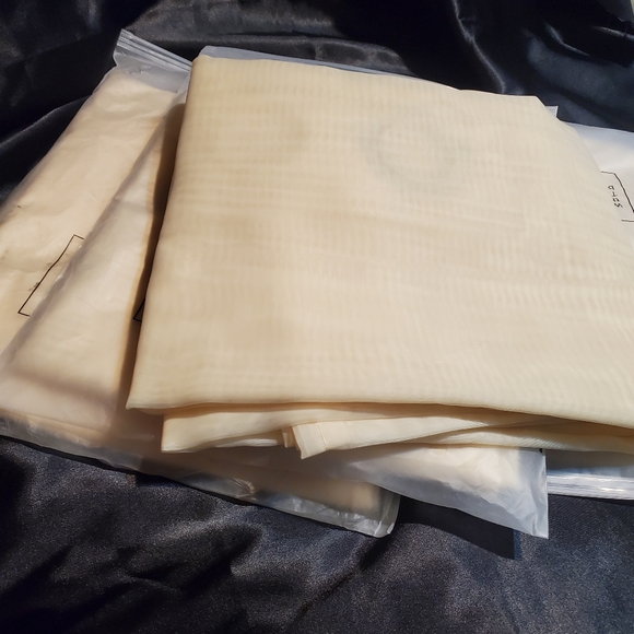 2 curtain panels - Picture 2 of 2